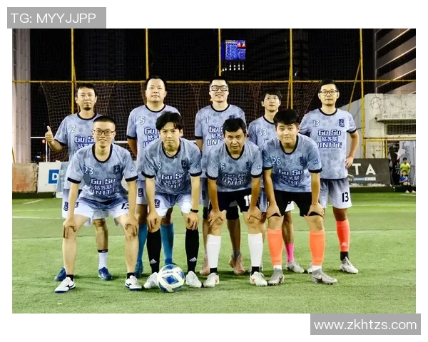 足球球星穿秋裤引发热议 时尚与实用兼具成球场新风尚 足球球星穿秋裤引发热议 时尚与实用兼具成球场新风尚