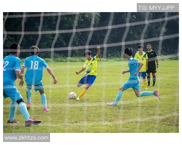 高清展现足球球星赛场奔跑瞬间激烈拼抢动感十足精彩画面